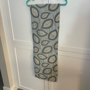 Elegant Leaf Patterned Home Runner Accent